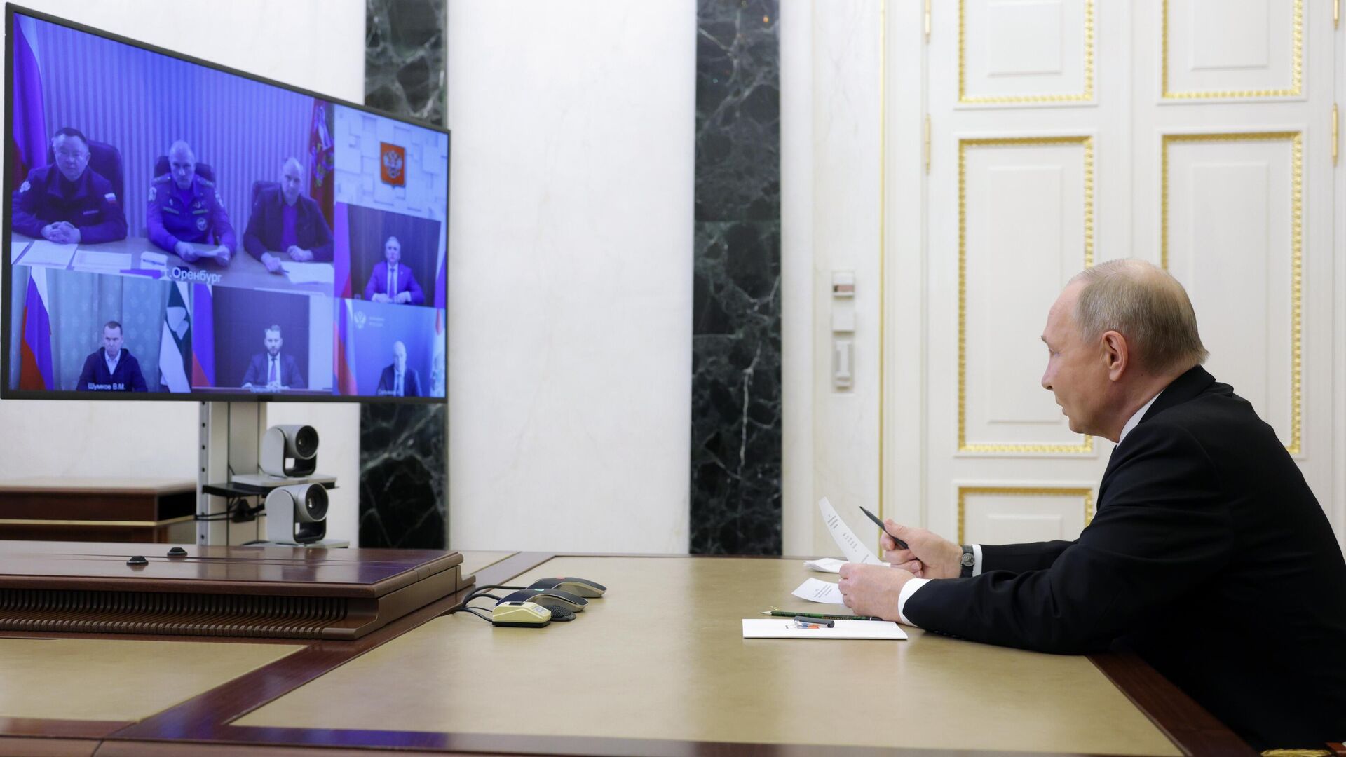 Президент Владимир Путин провел совещание по вопросам ликвидации последствий паводков - РИА Новости, 1920, 11.04.2024