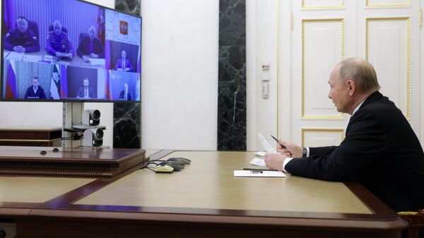 Президент РФ Владимир Путин проводит в режиме видеоконференции совещание по вопросам ликвидации последствий паводков в Оренбургской, Курганской и Тюменской областях
