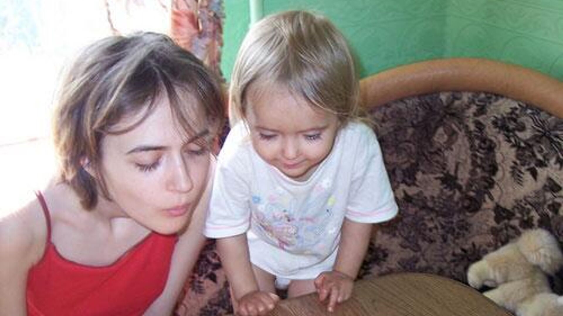 Антонина и Алиса на праздновании дня рождения девочки, 26 июля 2006 года. Фотография, ставшая символом кампании в защиту Антонины - РИА Новости, 1920, 13.04.2024