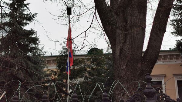 Флаг России и Знамя Победы вывесили на территории бывшего посольства Украины в Москве