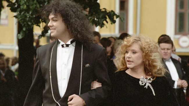 Эстрадные певцы Алла Пугачева и Филипп Киркоров Эстрадные певцы Алла Пугачева и Филипп Киркоров