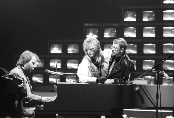 Советская эстрадная певица, народная артистка РСФСР Алла Пугачева и шведский композитор, автор и аранжировщик большинства песен группы ABBA Бенни Андерссон Советская эстрадная певица, народная артистка РСФСР Алла Пугачева и шведский композитор, автор и аранжировщик большинства песен группы ABBA Бенни Андерссон