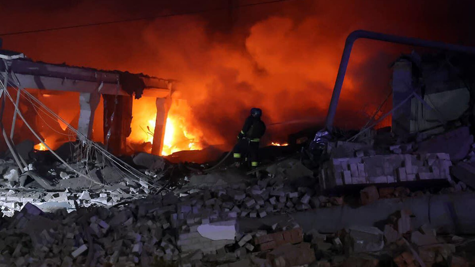 Украинские пожарные на месте удара по критической инфраструктуре в Днепропетровской области1