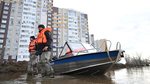 Сотрудники полиции на месте подтопления в районе ЖК Дубки в Оренбурге