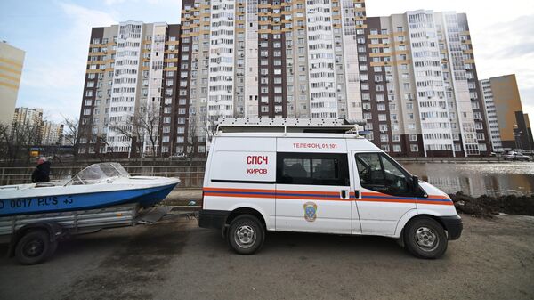 Спасатели из Кировской области на месте подтопления в районе ЖК Дубки в Оренбурге