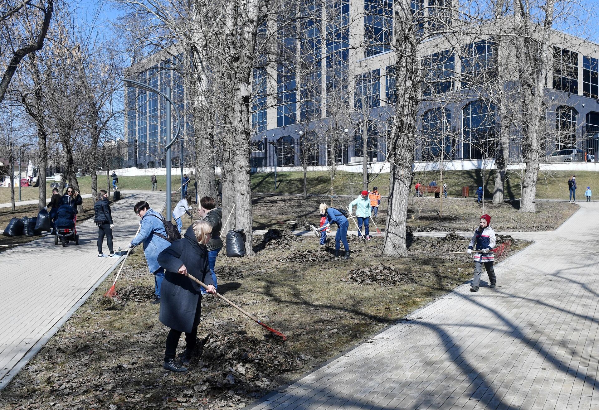 Субботники в Москве  - РИА Новости, 1920, 12.04.2024