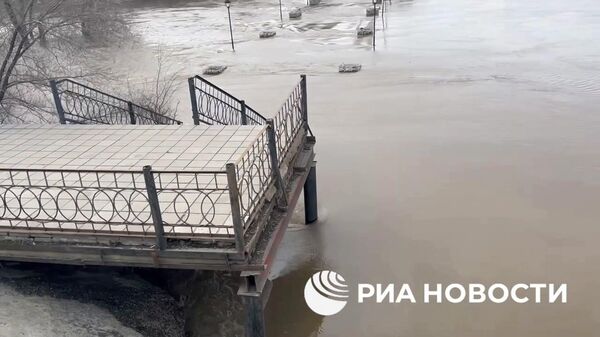 Затопленная дорога к стеле, обозначающей границу Европы и Азии в Оренбурге