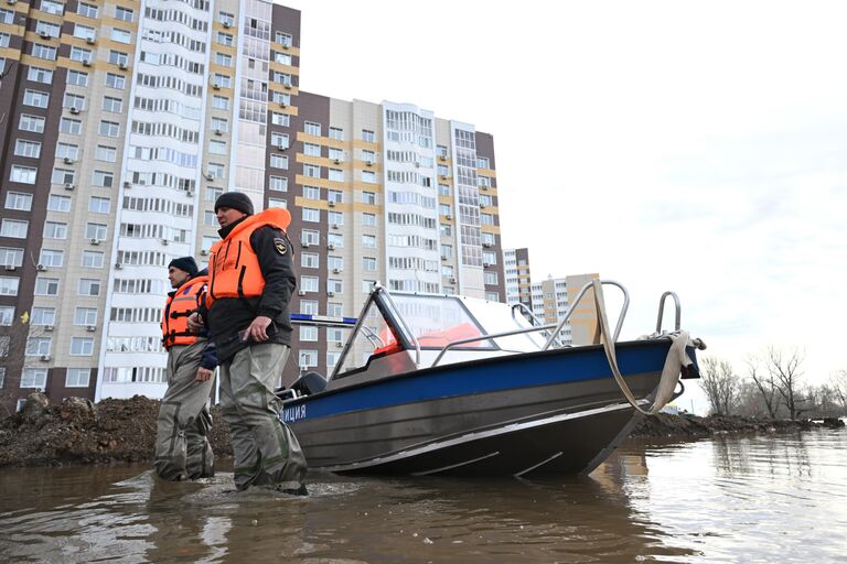 Сотрудники полиции на месте подтопления в районе ЖК Дубки в Оренбурге