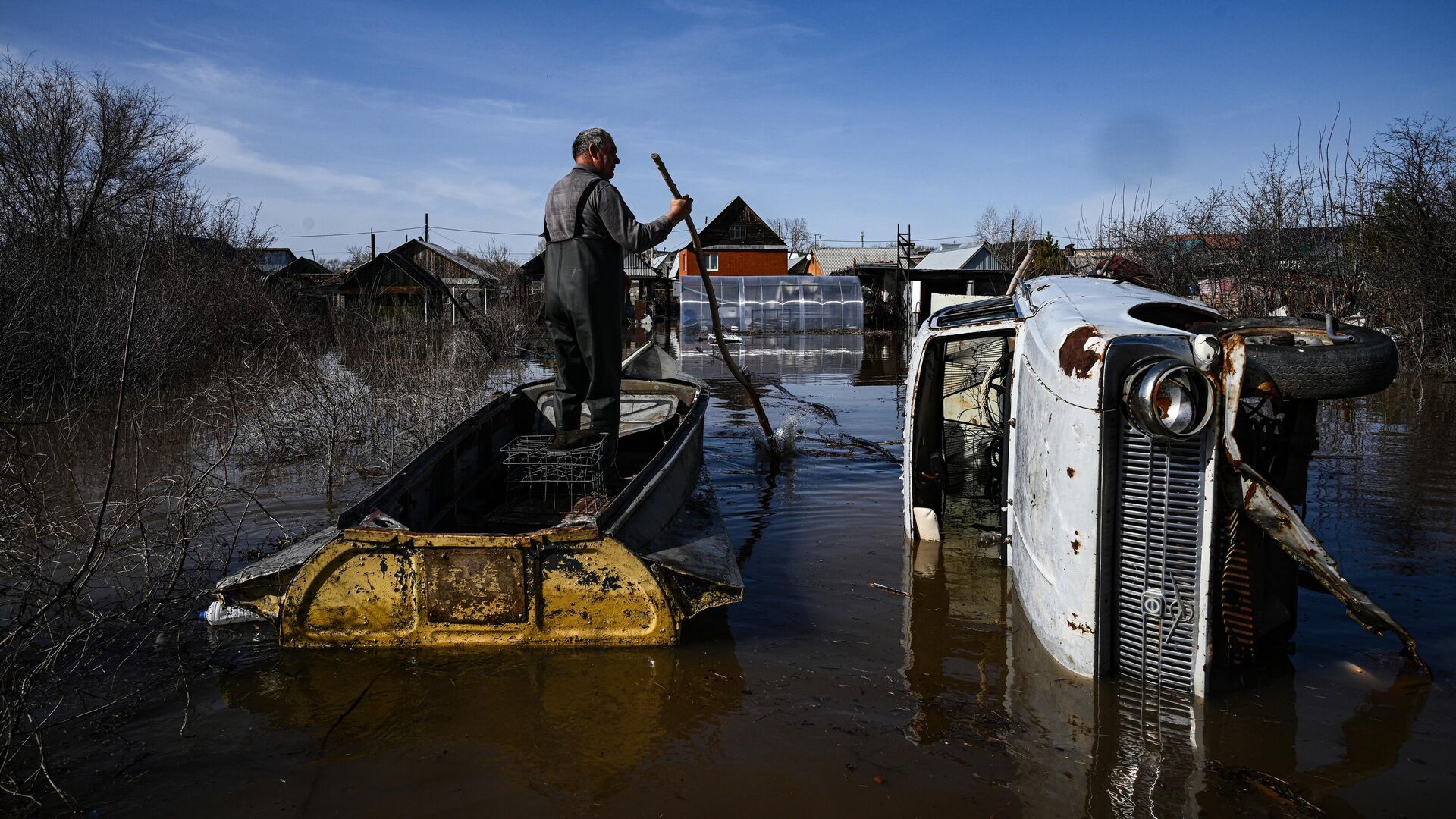 Мужчина передвигается на своей лодке по затопленному участку в Оренбурге - РИА Новости, 1920, 12.04.2024