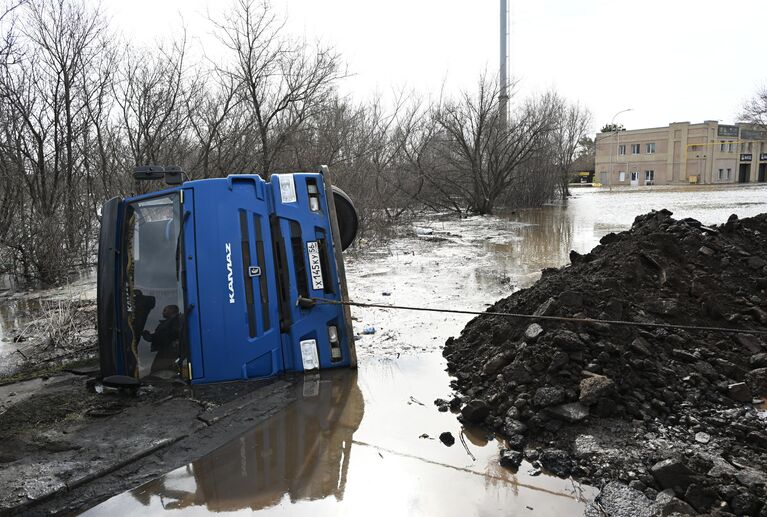 Камаз, утонувший в паводковых водах, на улице Донгузской в Оренбурге