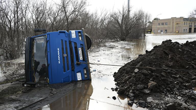 Камаз, утонувший в паводковых водах, на улице Донгузской в Оренбурге