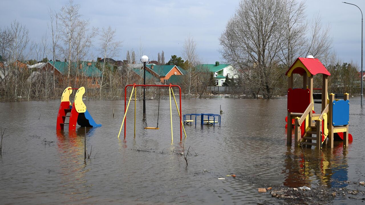 Грунтовые воды начали подмывать насыпь дамбы в поселке в Оренбуржье - РИА  Новости, 12.04.2024