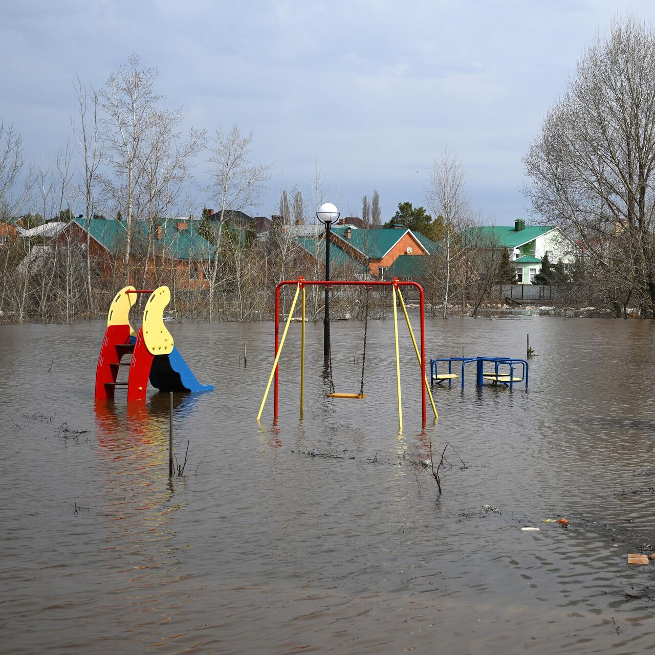 Грунтовые воды начали подмывать насыпь дамбы в поселке в Оренбуржье - РИА  Новости, 12.04.2024