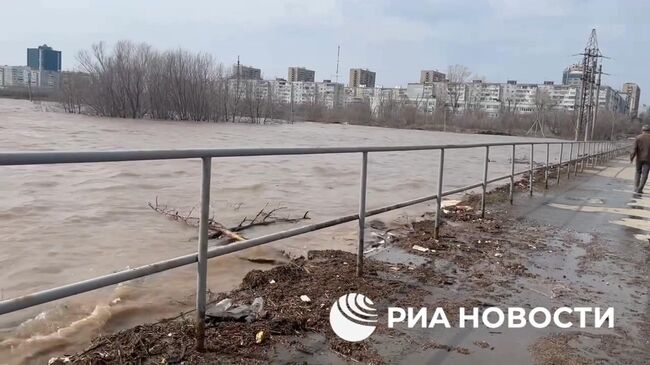 Вода на тротуаре Уральской улицы в Оренбурге