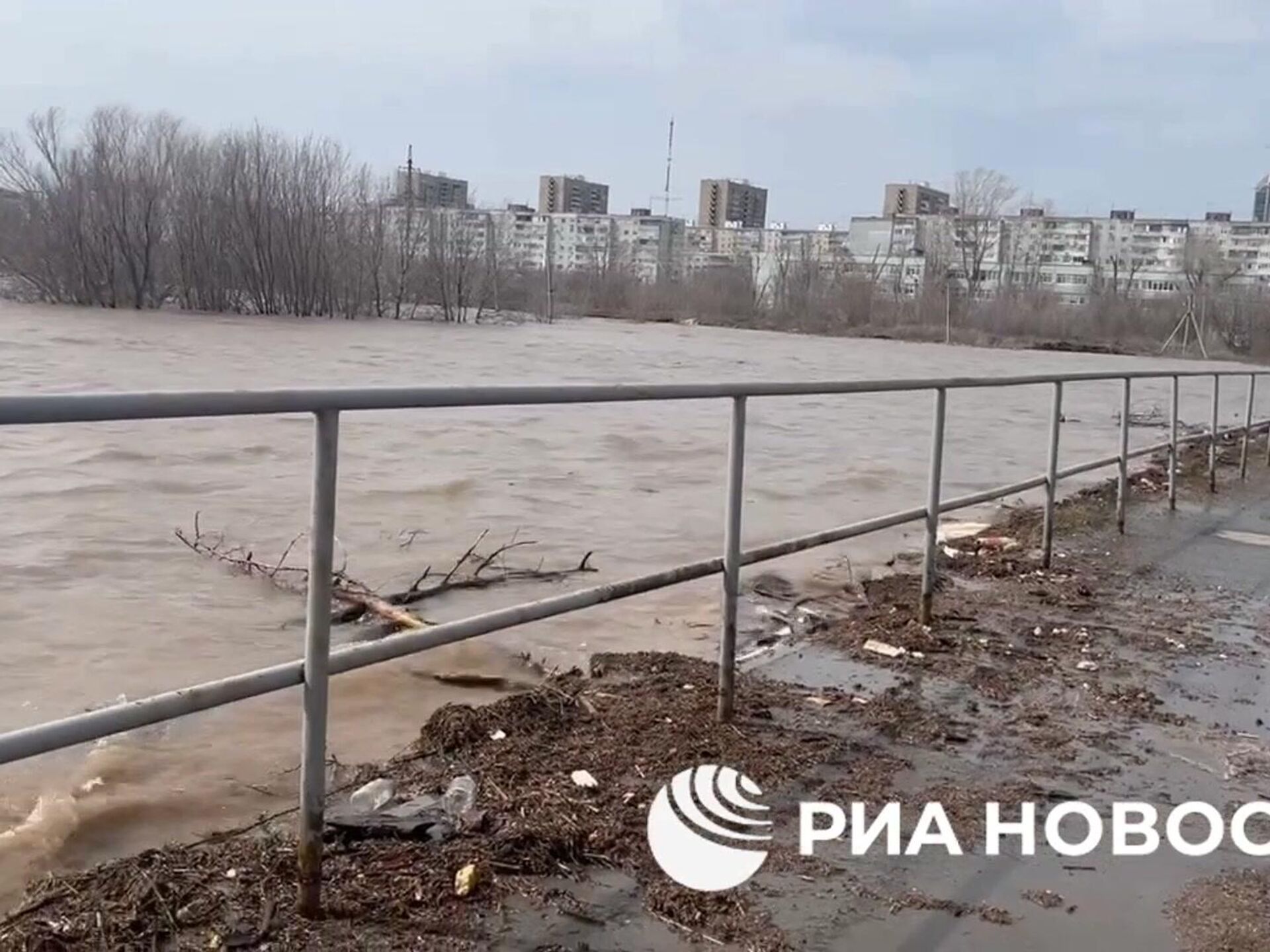 Вода на тротуаре Уральской улицы в Оренбурге