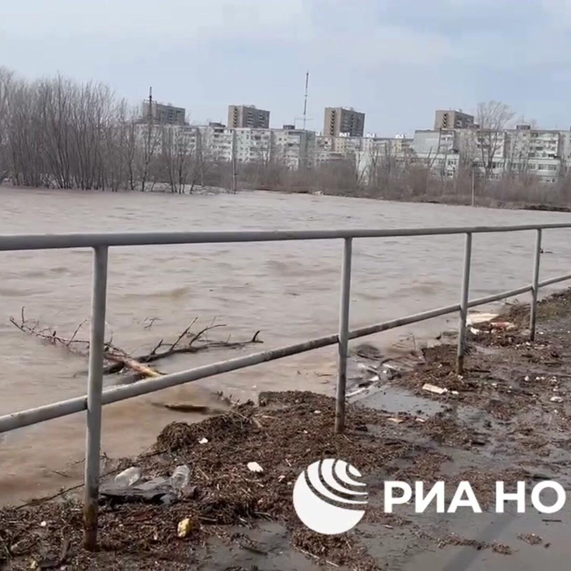 Вода на тротуаре Уральской улицы в Оренбурге