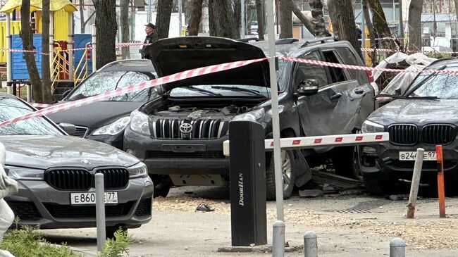 Место срабатывания взрывного устройства под автомобилем в Москве. 12 апреля 2024 года