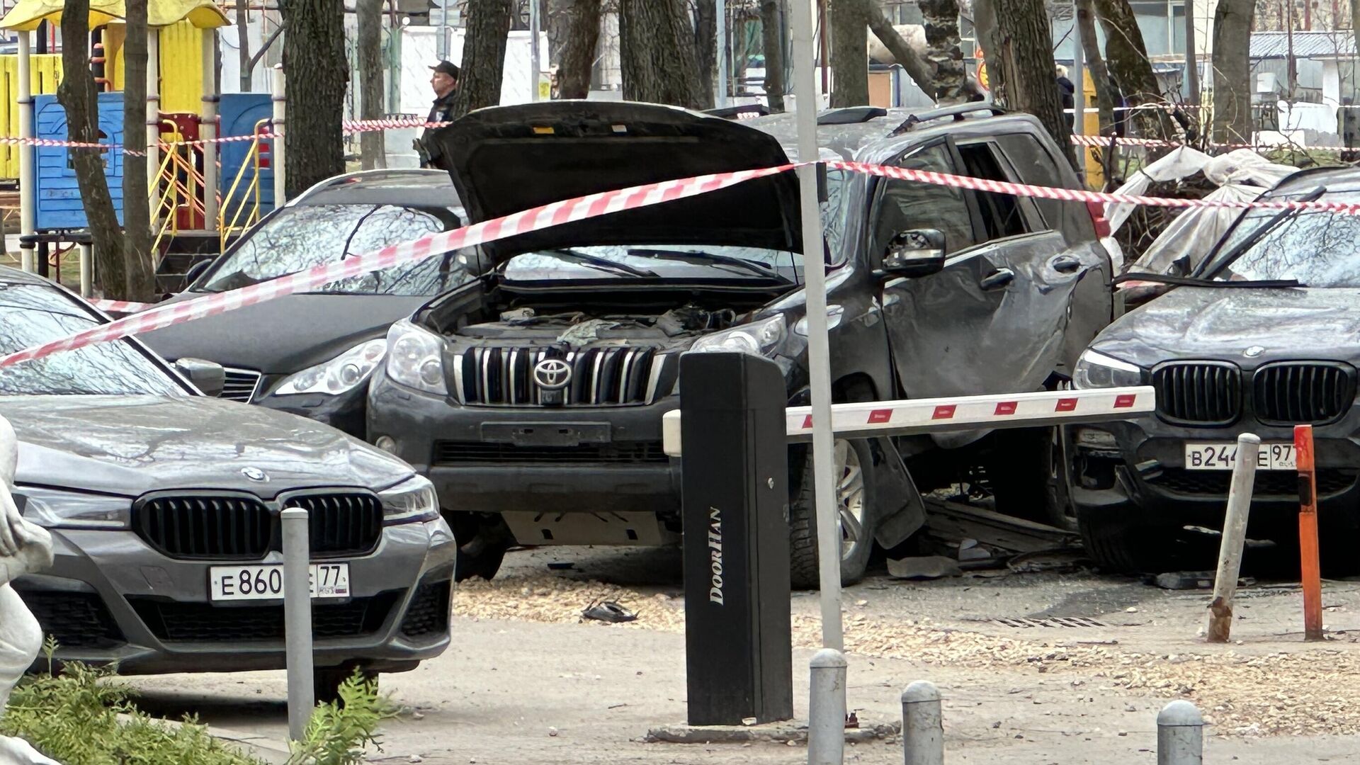 Место срабатывания взрывного устройства под автомобилем в Москве. 12 апреля 2024 года - РИА Новости, 1920, 12.04.2024