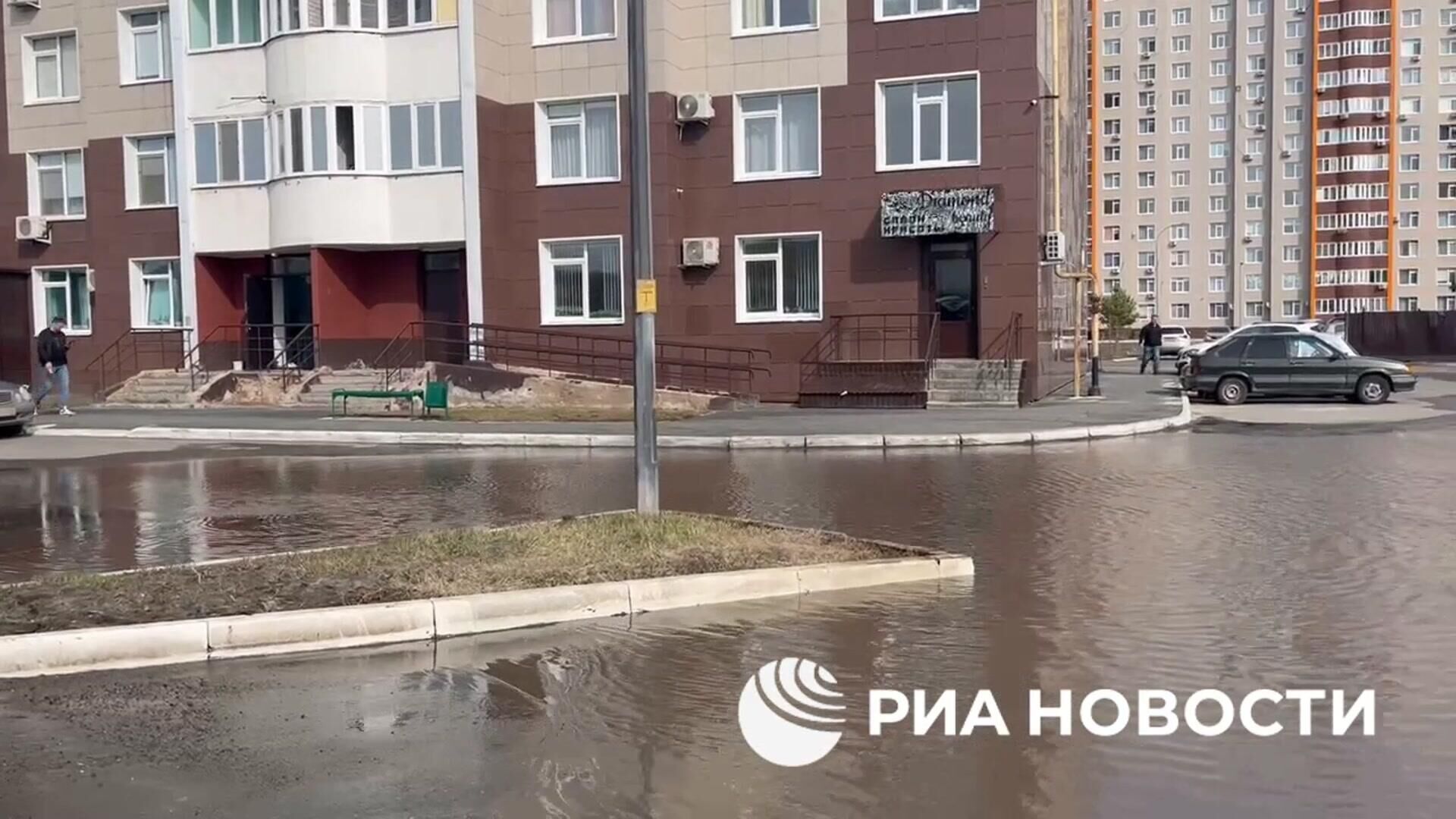 Вода во дворах многоэтажных домов в Оренбурге - РИА Новости, 1920, 12.04.2024
