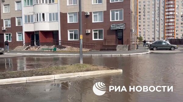 Вода во дворах многоэтажных домов в Оренбурге