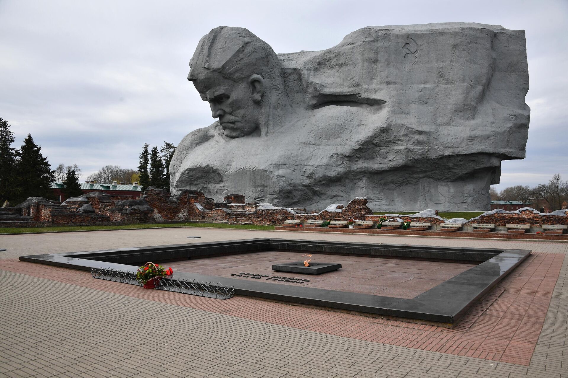 Памятник защитникам Брестской крепости и Вечный огонь на территории мемориального комплекса Брестская крепость – герой - РИА Новости, 1920, 21.02.2025