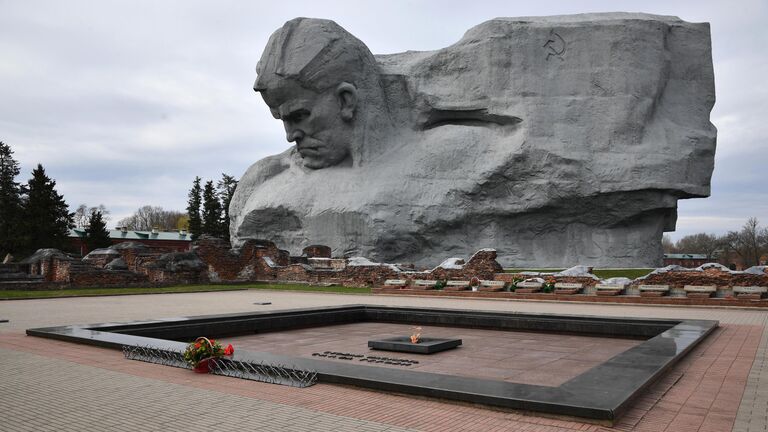 Памятник защитникам Брестской крепости и Вечный огонь на территории мемориального комплекса Брестская крепость – герой