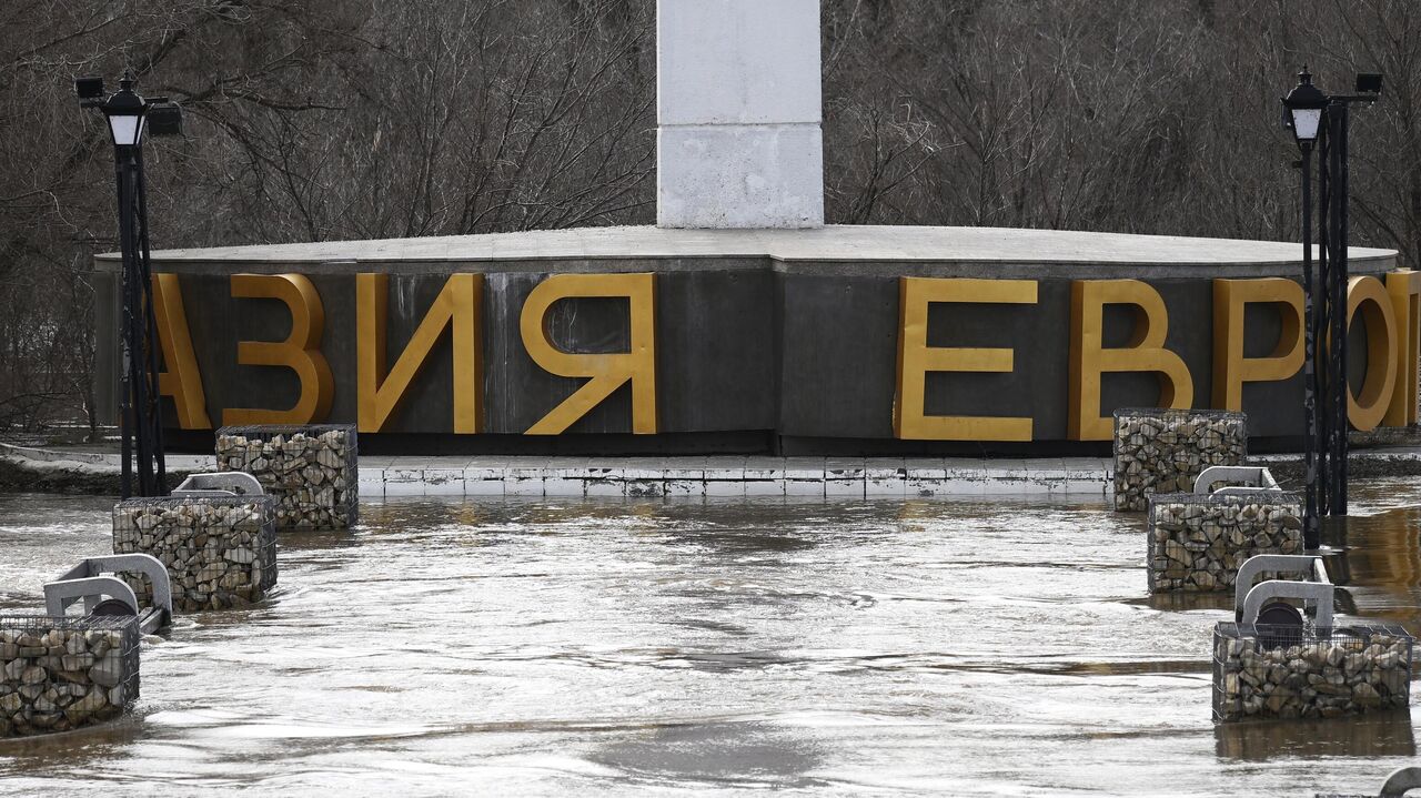 Уровень Урала в Оренбурге больше не повысится, считает губернатор Паслер -  РИА Новости, 13.04.2024