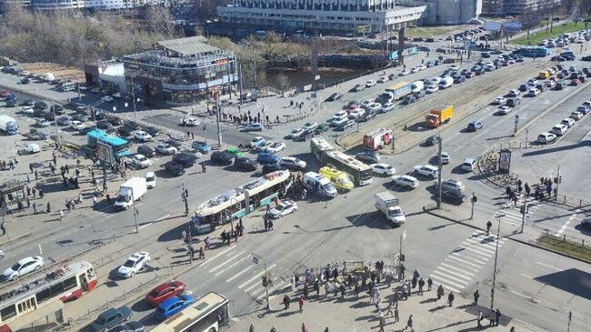 На месте ДТП в Санкт-Петербурге, где трамвай наехал на трех пешеходов