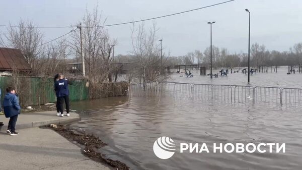 Повышенный уровень воды в реке Урал в Оренбургском районе