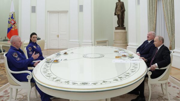 LIVE: Путин и Лукашенко на встрече с участниками 21 экспедиции на МКС