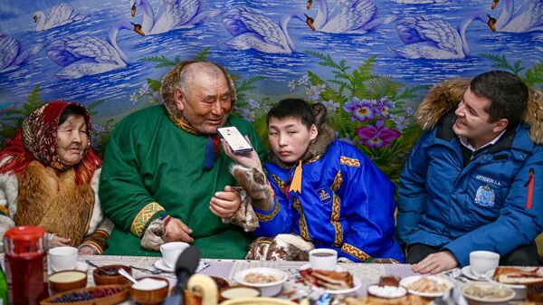 Многодетная семья оленеводов из Ямало-Ненецкого автономного округа, которых президент РФ Владимир Путин по телефону поздравил с золотой свадьбой
