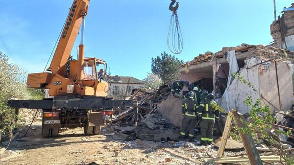 Разбор завалов разрушенных домов после атаки ВСУ в Токмаке