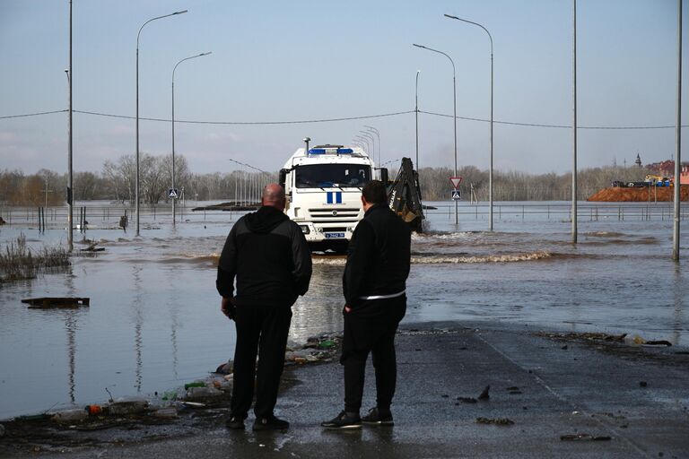 Затопленная на улица у ЖК Дубки в Оренбурге