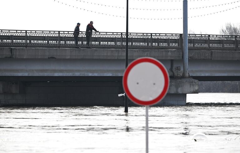 Жители Оренбурга на мосту через реку Урал