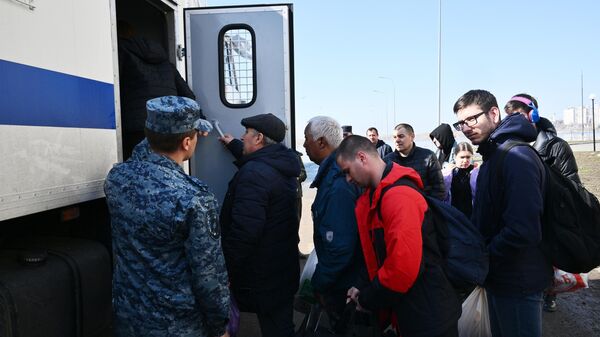 Сотрудники полиции и МЧС РФ эвакуируют местных жителей из подтопленного ЖК Дубки в Оренбурге