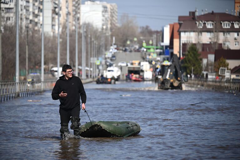 Затопленная одна из улиц в Оренбурге