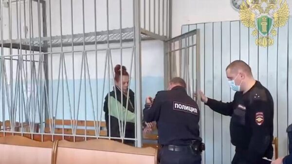 Женщина, подозреваемая в махинациях с выплатами участнику СВО, в зале суда в Приморье 