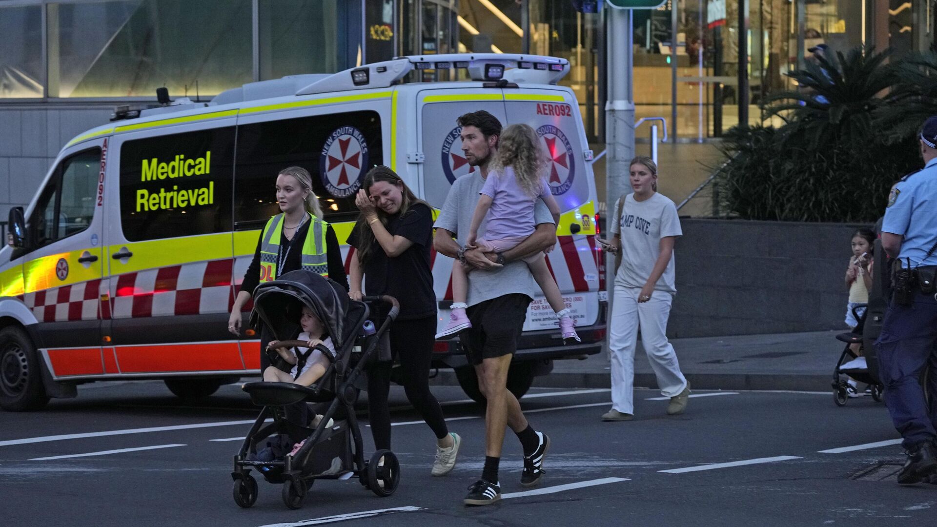 Эвакуация посетителей торгового центра Westfield в Австралии, где несколько человек получили ножевые ранения - РИА Новости, 1920, 13.04.2024