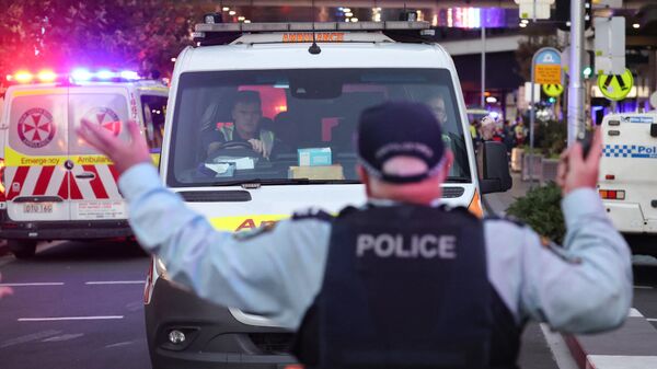Машина скорой помощи на месте преступления возле торгового центра Westfield в Сиднее