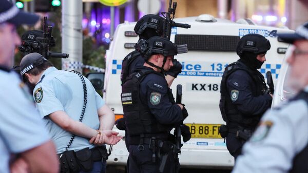 Полиция на месте преступления возле торгового центра Westfield в Сиднее, Австралия