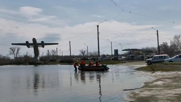 Спасатели на лодках доставляют жителей Орска к их затопленным домам
