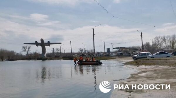 Спасатели на лодках доставляют жителей Орска к затопленным домам
