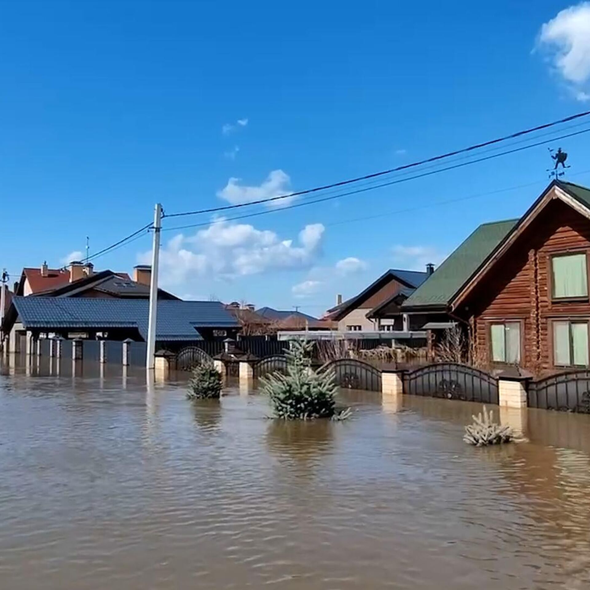 Уровень воды в реке Урал в Оренбурге перестал расти, но остается опасным -  РИА Новости, 14.04.2024