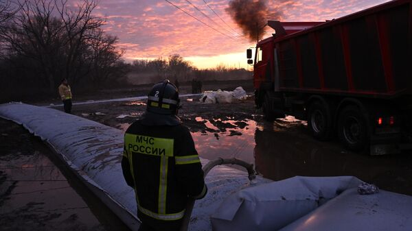 В Оренбуржье за сутки от воды освободили 876 жилых домов