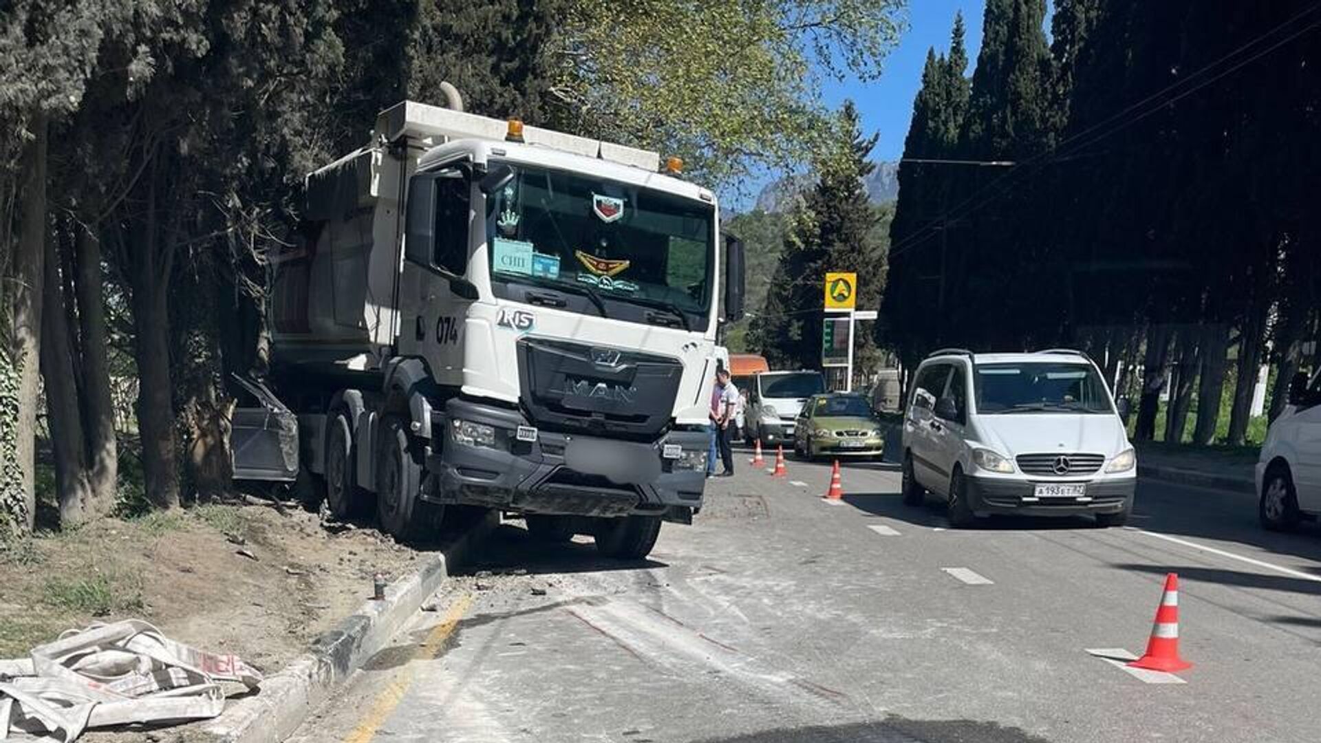 ДТП в Алуште, при котором грузовик скатился назад и раздавил легковой автомобиль - РИА Новости, 1920, 14.04.2024