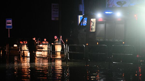 Сотрудники МЧС работают в затопленном из-за прорыва дамбы районе Орска