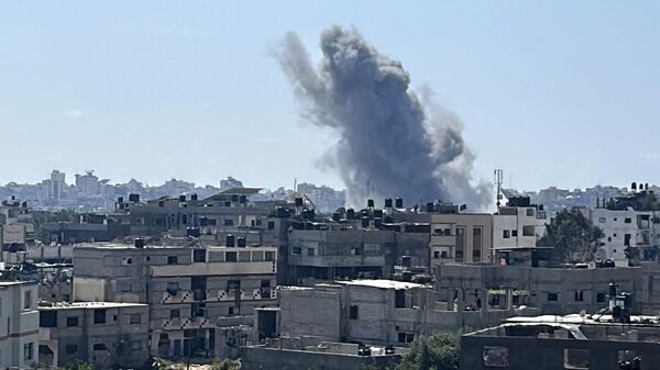 Дым на месте израильского авиаудара по лагерю беженцев Джебалия в секторе Газа