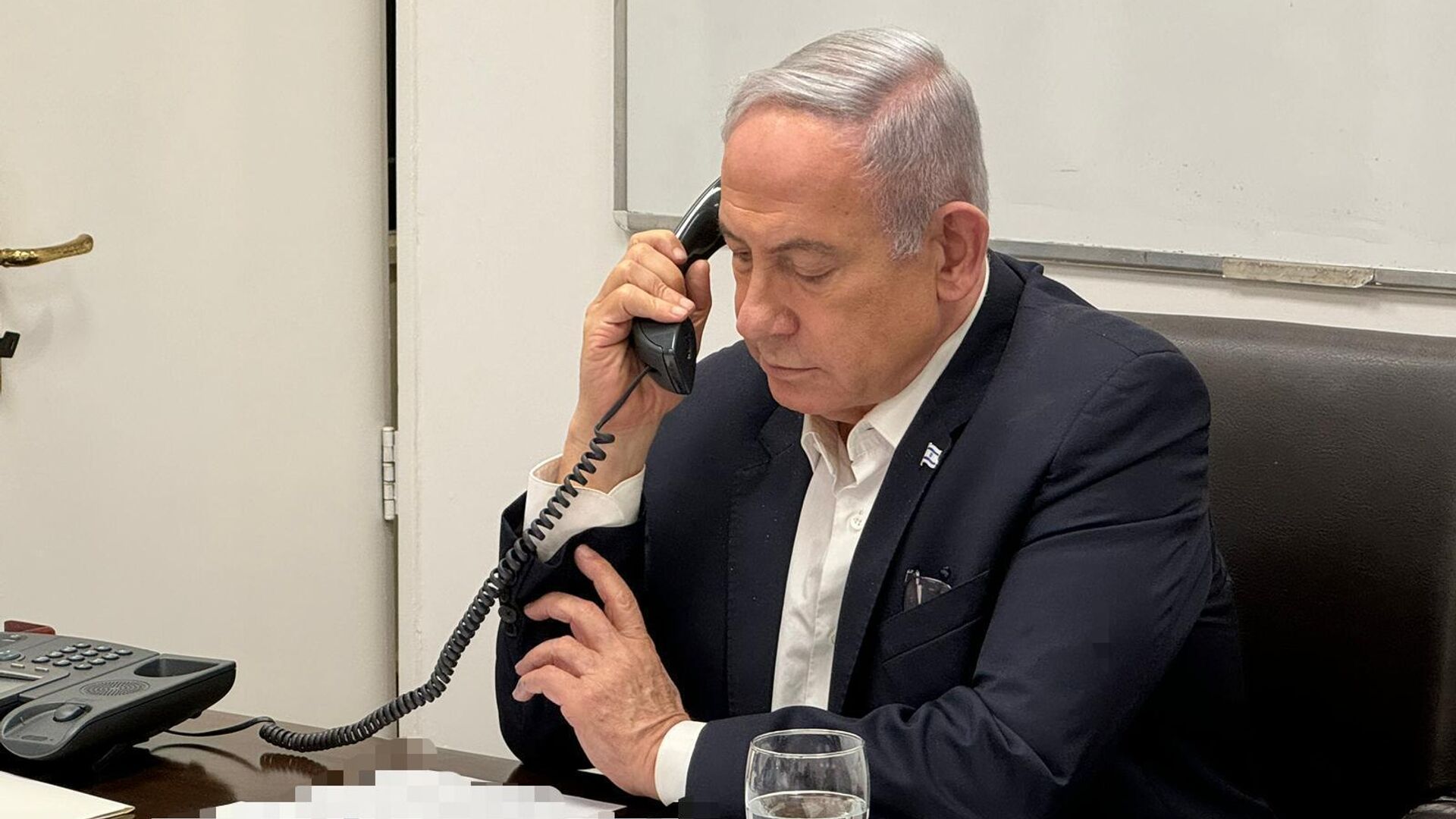 Премьер-министр Израиля Биньямин Нетаньяху ведет телефонную беседу с президентом США Джо Байденом после заседания кабинета военных действий. 14 апреля 2024 - РИА Новости, 1920, 14.04.2024