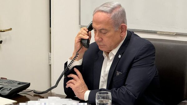 Премьер-министр Израиля Биньямин Нетаньяху ведет телефонную беседу с президентом США Джо Байденом после заседания кабинета военных действий. 14 апреля 2024