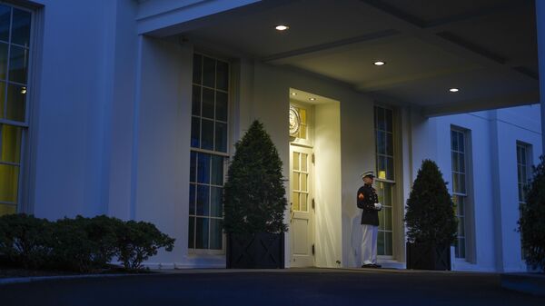 Морской пехотинец заступивший на пост у входа в западное крыло Белого дома США,  в связи с прибытием туда Президента Джо Байдена. 14 апреля 2024